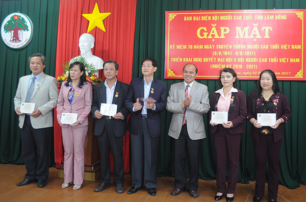 Trao kỷ niệm chương “Vì sự nghiệp chăm sóc và phát huy vai trò người cao tuổi Việt Nam” cho các cá nhân