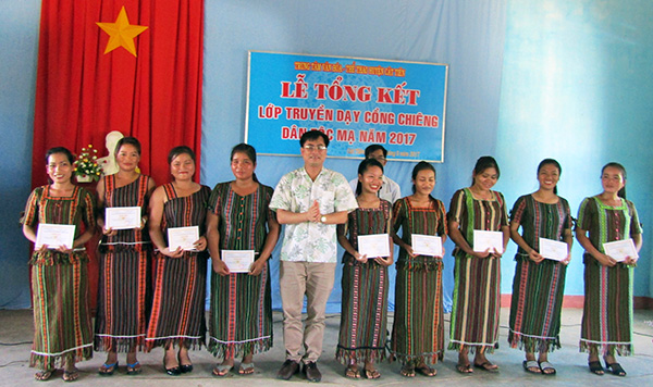 Ông Nguyễn Anh Hùng - Phó Giám đốc Sở VHTT&DL trao giấy chứng nhận cho các học viên tham gia lớp học