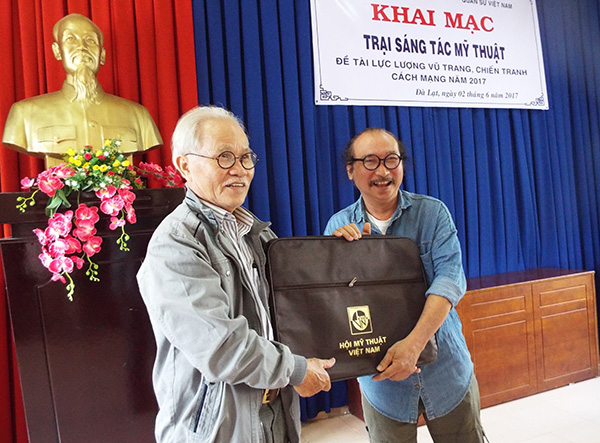 Hội Mỹ thuật Việt Nam tặng túi vẽ tượng trưng cho các họa sĩ tham gia trại sáng tác 