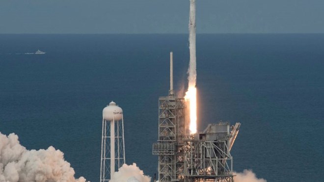 Tên lửa Falcon 9 mang theo tàu vận tải Dragon được phóng lên quỹ đạo từ bãi phóng 39A Trung tâm vũ trụ Kennedy, Mỹ, ngày 3/6. (Nguồn: AP)