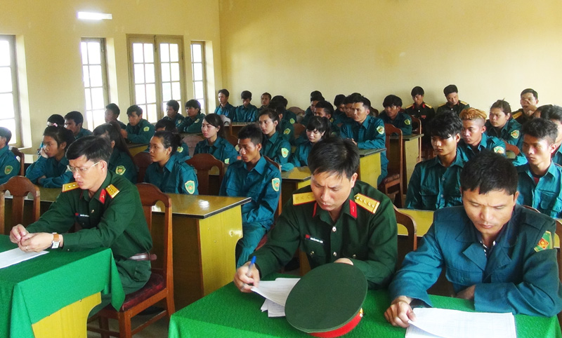 Huấn luyện chính trị cho lực lượng DQTV tại Ban CHQS huyện Lạc Dương. Ảnh: Đ.Tú
