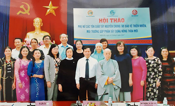 Đoàn đại biểu phụ nữ các tôn giáo tỉnh Lâm Đồng chụp ảnh lưu niệm với lãnh đạo của Ban chỉ đạo Tây Nguyên, Bộ Tài nguyên -Môi trường và Ban Tôn giáo Chính phủ