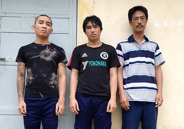 Nghi phạm Phạm Hải Nam (từ trái qua), Phạm Văn Sĩ Và Vũ Văn Đô tại trại tạm giữ Công an huyện Bảo Lâm