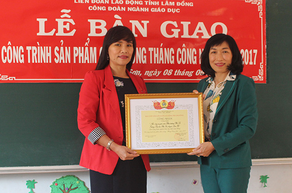 Bà Mai Lương Anh – Phó Chủ tịch LĐLĐ tỉnh, trao bằng công nhận công trình chào mừng tháng công nhân cho đại diện công đoàn Ngành giáo dục