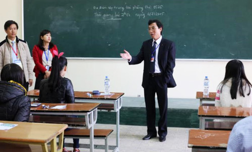PGS-TS Nguyễn Đức Hòa trao đổi với sinh viên. Ảnh: Lâm Viên