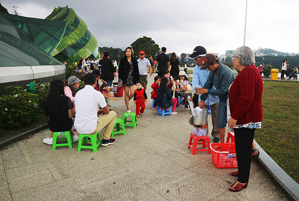 Bày bán hàng rong choán lối đi của người dân đến vui chơi tại Quảng trường Lâm Viên (Ảnh chụp ngày 9/6)
