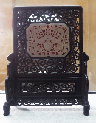 Bình phong bằng gỗ gắn ngọc với họa tiết hoa văn truyền thống được chạm khắc tinh xảo