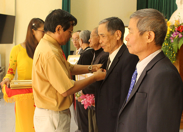 Đồng chí Phạm Thanh Quan gắn huy hiệu Đảng cho các Đảng viên lão thành