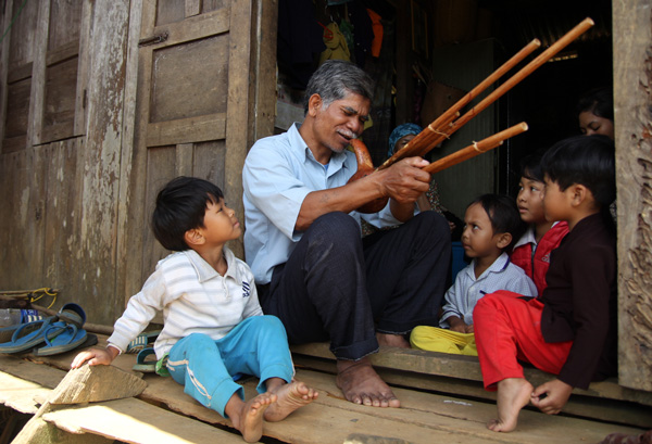 Ông Ya Thung là một trong những người ít ỏi ở thôn Ma Am còn giữ chiếc kèn bầu. Ảnh: V.Q