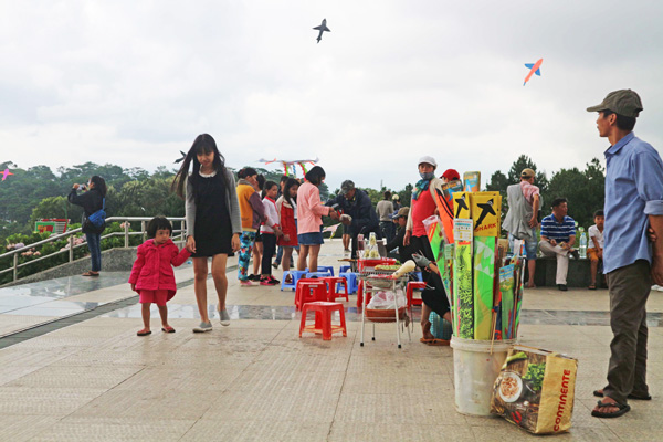 Nhiều người bày bán hàng rong ở Quảng trường Lâm Viên, thành phố Đà Lạt. (Ảnh chụp ngày 9/6)