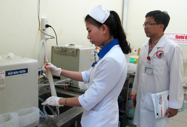 Rửa những quả lọc để tái sử dụng cho bệnh nhân tại Khoa Lọc máu - BVĐK Lâm Đồng. Ảnh: A.Nhiên
