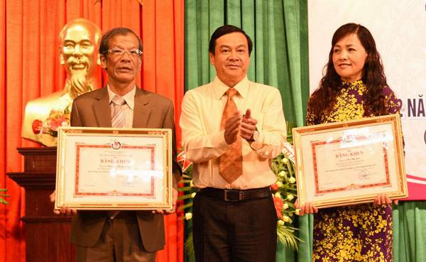 Ban tổ chức trao Bằng khen của Hội Nhà báo Việt Nam cho 2 cá nhân