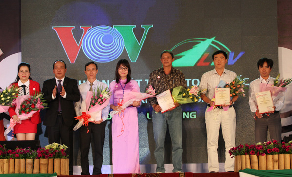 Nhà báo Nguyễn Văn Quang (thứ ba từ phải sang) trong lễ trao giải của Liên hoan phát thanh toàn quốc. Ảnh: Võ Trang