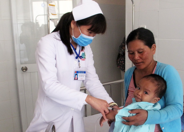 Tiêm chủng cho trẻ tại Bệnh viện Nhi Lâm Đồng. Ảnh: Diệu Hiền