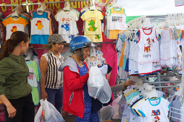 Phiên chợ Đưa hàng Việt về nông thôn được mở tại thị trấn Đạ Tẻh. Ảnh: Trịnh Chu