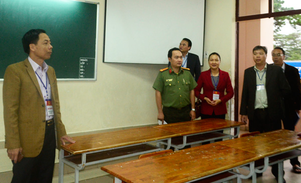 Phó Chủ tịch UBND tỉnh Trần Ngọc Liêm (trái) kiểm tra phòng thi tại điểm thi Trường THPT Chi Lăng