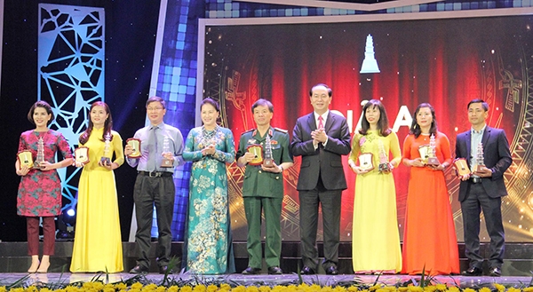 Chủ tịch nước Trần Đại Quang và Chủ tịch Quốc hội Nguyễn Thị Kim Ngân tặng Giải A cho các tác giả, nhóm tác giả