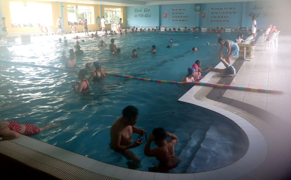 Đông đảo người học bơi tại Hồ bơi Phù Đổng trong hè. Ảnh: Viết Trọng