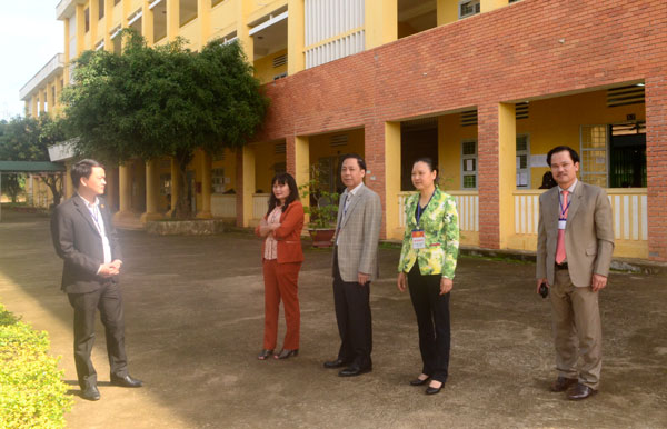 Phó Chủ tịch UBND tỉnh Trần Ngọc Liêm (thứ hai trái qua) kiểm tra tình hình thi tại điểm thi Trường THPT Đức Trọng