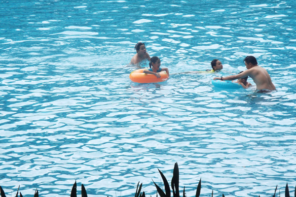 Tạo điều kiện cho con trẻ học bơi là trách nhiệm của các bậc cha mẹ (ảnh chụp tại hồ bơi Khu du lịch Rừng Madagui – Đạ Huoai lúc 10g30 ngày 11/6/2017)