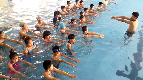 Các bé tham gia khóa học bơi hè 2017 tại Hồ bơi Phù Đổng Đà Lạt