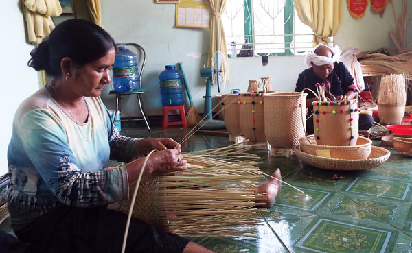 Gia đình già làng Ya Hiêng và vợ là Ma Bin ở thôn Pré, xã Phú Hội, Đức Trọng đang lưu giữ những nét đẹp văn hóa trong nghề đan lát truyền thống. Ảnh: Thái An