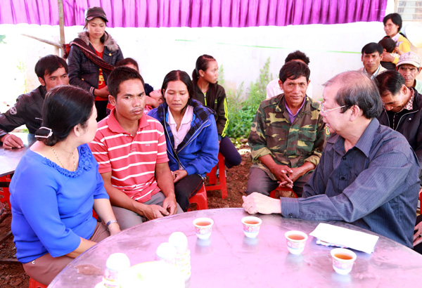  Lãnh đạo UBND huyện Đơn Dương tới thăm hỏi, động viên gia đình hai em học sinh bị đuối nước. Ảnh: C.Thành