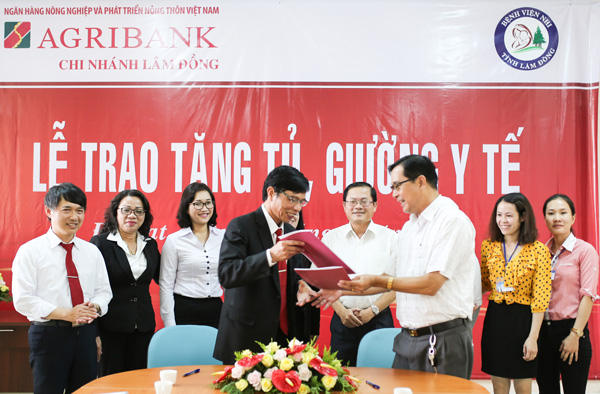 Agribank Lâm Đồng trao tặng 20 bộ tủ giường y tế cho Bệnh viện Nhi tỉnh Lâm Đồng