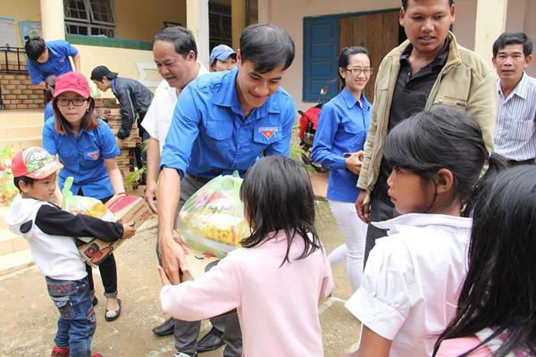 Đoàn viên, thanh niên Đoàn cơ sở Công ty Xăng dầu Lâm Đồng về với bà con nghèo ở vùng sâu, vùng xa