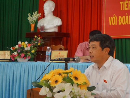 Ông Đoàn Văn Việt, Phó Bí thư Tỉnh ủy, Chủ tịch UBND tỉnh, Trưởng Đoàn ĐBQH khóa XIV (đơn vị tỉnh Lâm Đồng), giải trình với cử tri Cát Tiên