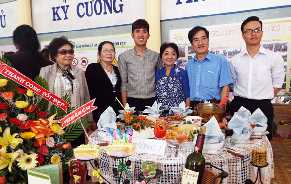 Gia đình ông Lương Bảo Ngọc và bà Trần Tuyết Lan cùng vào bếp “trổ tài” trong Hội thi nấu ăn “Bữa cơm gia đình ấm áp yêu thương”. Ảnh: Q.U