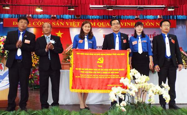 Đồng chí Trần Tưởng – Bí thư Đảng ủy Khối Doanh nghiệp tỉnh trao bức trướng gửi gắm niềm tin cho tuổi trẻ trong khối