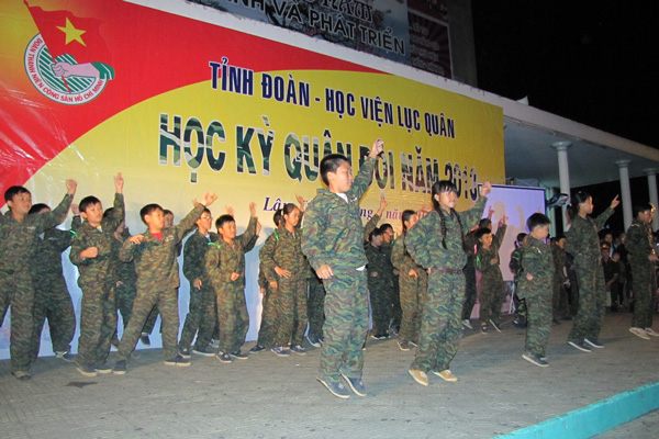 Các học viên Học kỳ quân đội tham gia các hoạt động