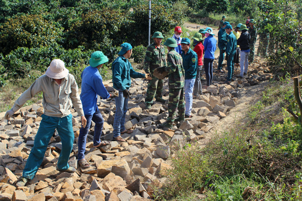 Đoàn viên, thanh niên Học viện giúp làm đường tại xã Ninh Gia (Đức Trọng)