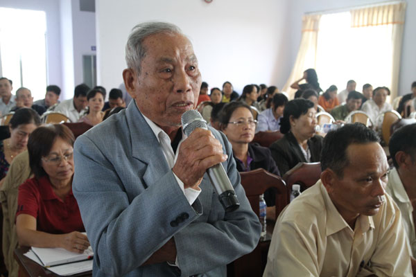 Cử tri phường Lộc Phát phát biểu ý kiến tại buổi tiếp xúc cử tri với ĐBQH và đại biểu HĐND TP Bảo Lộc