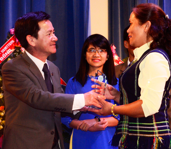 Ông Phan Văn Đa - Phó Chủ tịch UBND tỉnh trao tặng biểu trưng của ngành Giáo dục cho cô giáo Rơ Ông K’Thủy trong Lễ Tuyên dương nhà giáo, cán bộ quản lý tiêu biểu năm 2016. Ảnh: T.H
