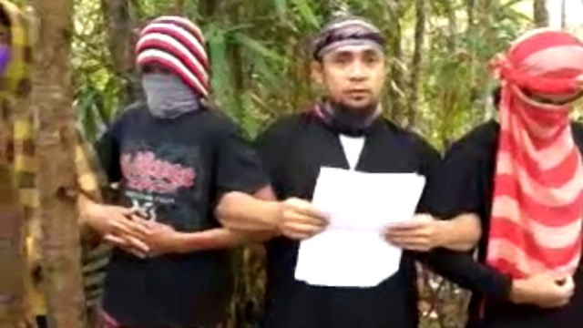 Isnilon Hapilon (giữa), thủ lĩnh của nhóm phiến quân Abu Sayyaf. (Nguồn: rappler.com)