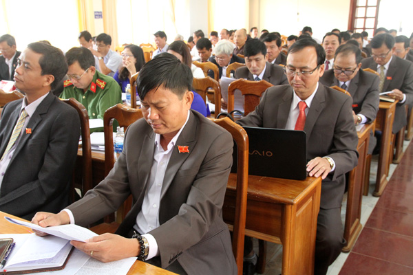 Các đại biểu HĐND huyện Bảo Lâm tham dự kỳ họp lần thứ 4