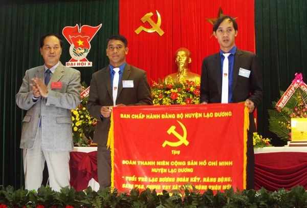 Đồng chí Nguyễn Duy Hải – Bí thư Huyện ủy Lạc Dương tặng bức trướng gửi gắm niềm tin vào thế hệ trẻ