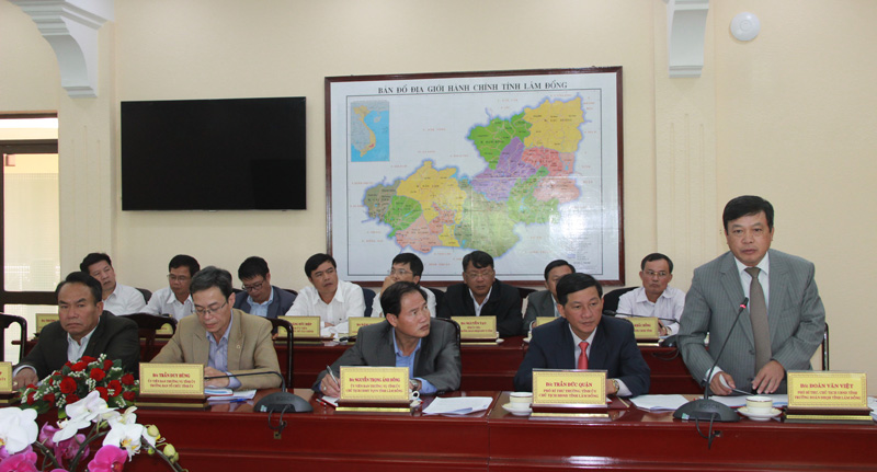 Thay mặt lãnh đạo tỉnh đồng chí Đoàn Văn Việt báo cáo với Phó Thủ tướng và đoàn công tác tình hình kinh tế xã hội của tỉnh năm 2016 và 6 tháng đầu năm 2017