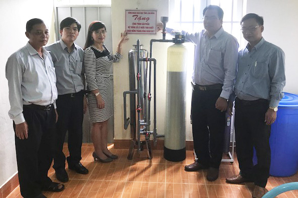Bàn giao hệ thống xử lý nước tinh khiết cho các trường mầm non, tiểu học và THCS huyện Đạ Huoai. Ảnh: T.Hương