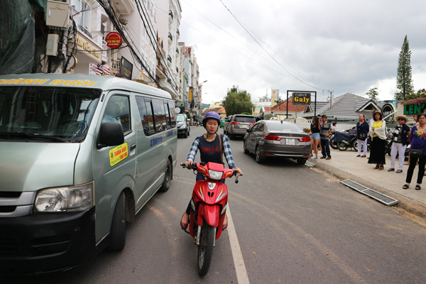 Xe ô tô không đậu đỗ trên vỉa hè mà đậu xuống lề đường, gây ảnh hưởng nghiêm trọng đến người tham gia giao thông chạy xe máy và xe ô tô trên đường tại đường Nguyễn Chí Thanh. Ảnh: D.Thương
