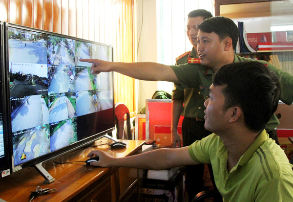 Trung tâm điều khiển hệ thống camera an ninh tại trụ sở Công an huyện Đạ Tẻh. Ảnh: Khánh Phúc
