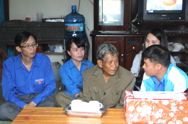Đoàn viên Cụm Đảng, đoàn thể - trường học thăm, tặng quà gia đình có công với cách mạng tại xã Đạ Chais, huyện Lạc Dương. Ảnh: N.Ngà