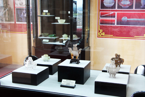 Một số cổ vật cung đình triều Nguyễn tại Bảo tàng tỉnh Lâm Đồng. Ảnh: Đ.Đông