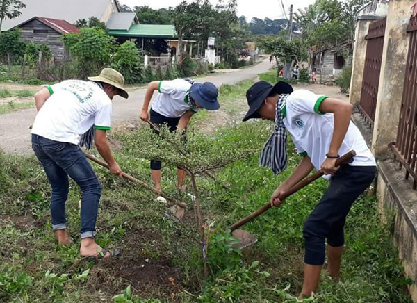 Sinh viên tình nguyện dọn dẹp vệ sinh môi trường