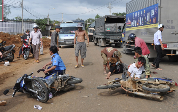 Một vụ tai nạn giao thông tại “điểm đen” Quốc lộ 20, xã Đại Lào. Ảnh: Xuân Long