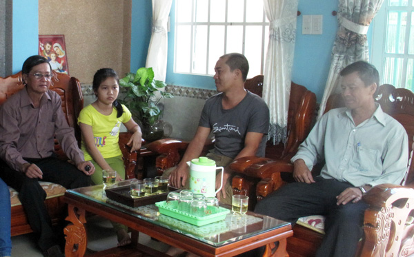 Hai CTV: ông Chính và ông Thành (từ trái sang) đi vận động KHHGĐ tại hộ gia đình sinh con một bề là gái ở xứ đạo Lộc Phát. Ảnh: A.Nhiên