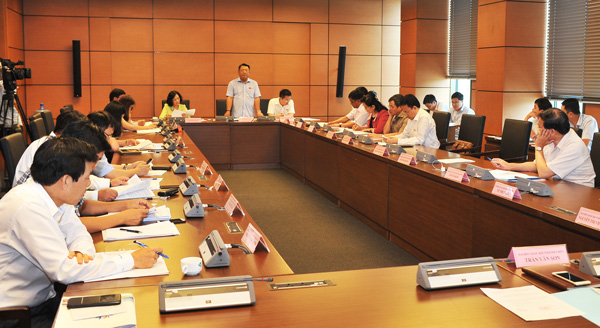 Đại biểu Đoàn ĐBQH Lâm Đồng tham gia đóng góp ý kiến tại kỳ họp thứ 3, Quốc hội khóa XIV. Ảnh: N.T