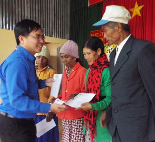 Anh Nguyễn Mạnh Hùng - Bí thư Đoàn khối tặng quà cho gia đình chính sách